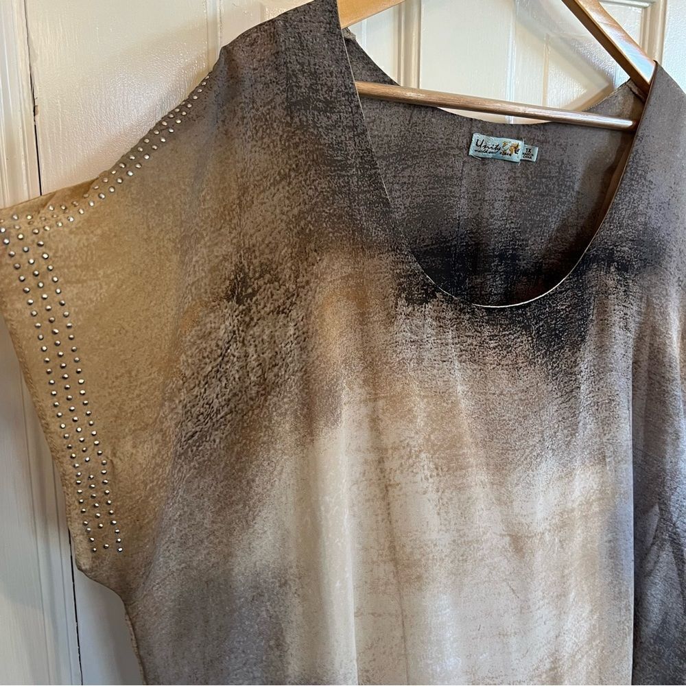 Unity World Wear Elegant Gradient Top - Picture 2 of 7
